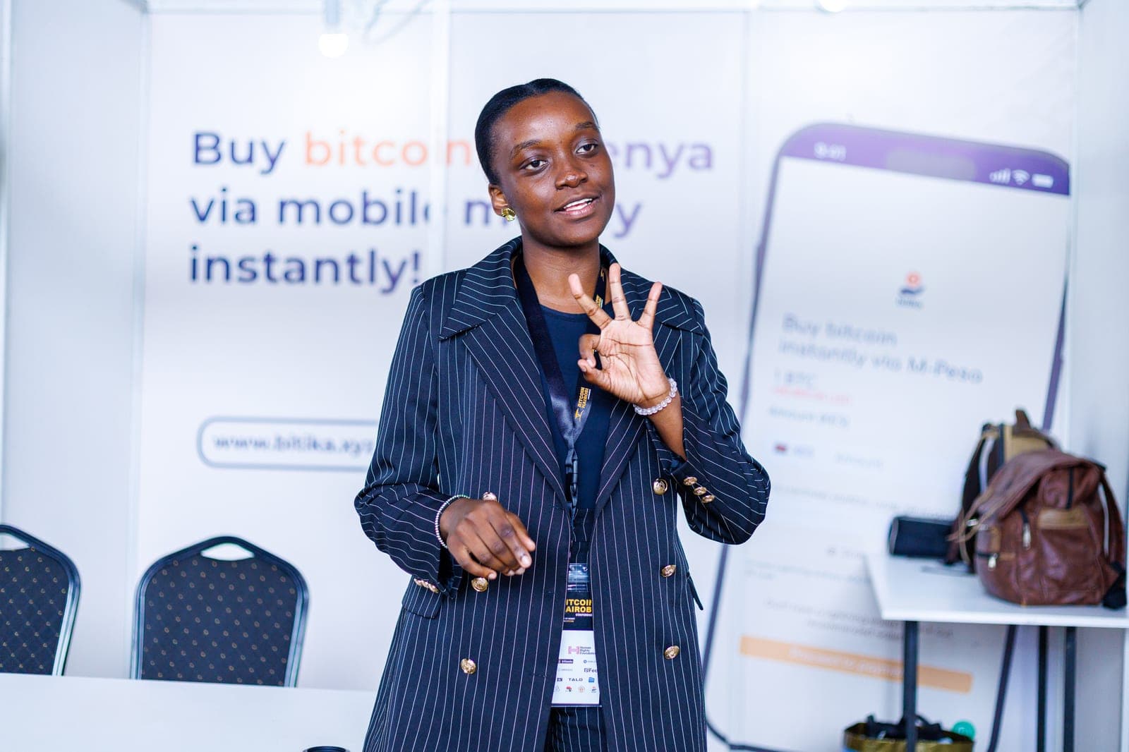 A Bitika team member holding up three fingers for the three steps to buy Bitcoin